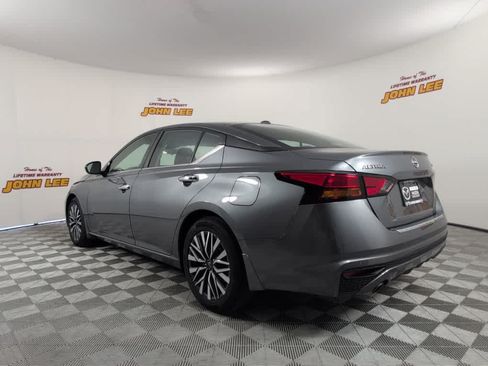 Used 2023 Nissan Altima 2.5 SV w/ SV Premium Package FWD image 3