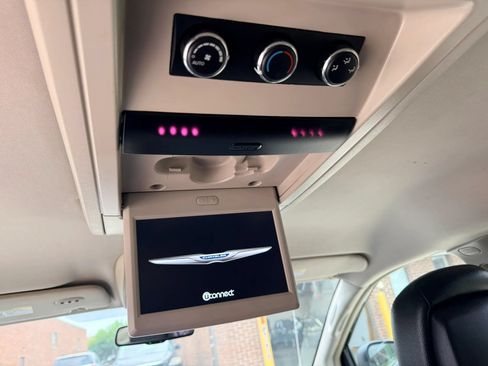 Used 2016 Chrysler Town & Country Touring FWD image 20