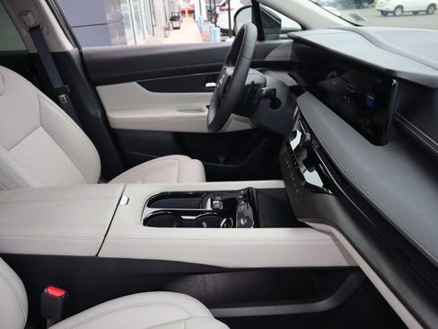 Used 2025 Nissan Murano SV image 24