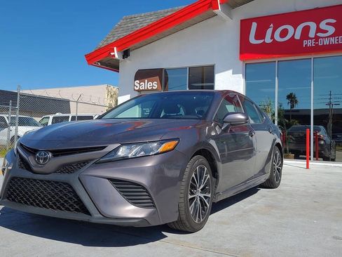 Used 2019 Toyota Camry SE image 3