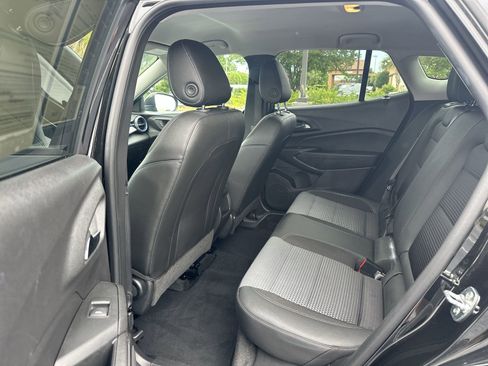 Used 2025 Chevrolet Trax LT w/ LT Convenience Package FWD image 31