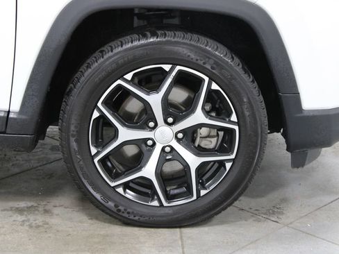 Used 2024 Jeep Compass Latitude AWD/4WD image 11