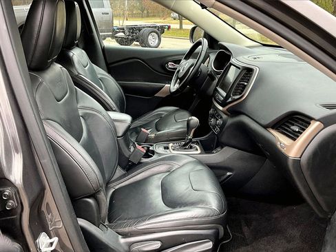 Used 2018 Jeep Cherokee Limited image 7