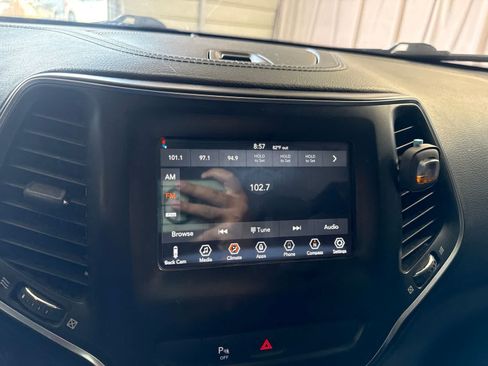 Used 2019 Jeep Cherokee Latitude Plus FWD image 28