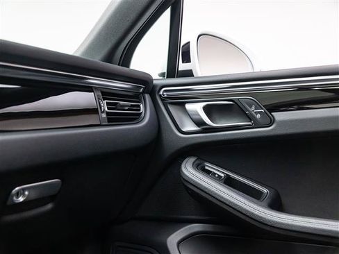 Used 2021 Porsche Macan AWD/4WD image 31