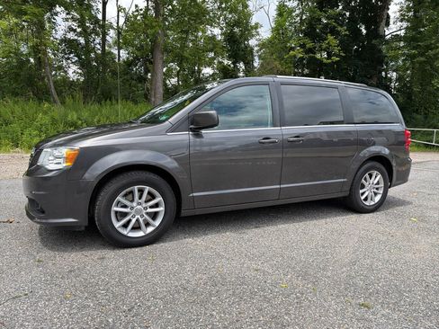 Used 2019 Dodge Grand Caravan SXT FWD image 3