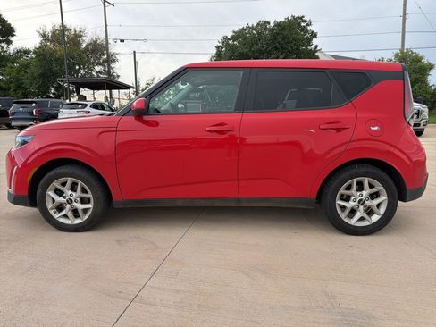 Used 2023 Kia Soul LX w/ LX Technology Package FWD image 3