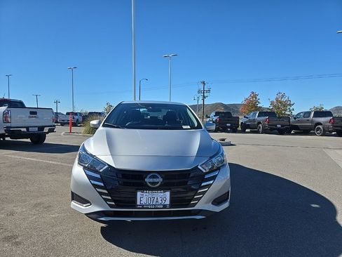 Used 2023 Nissan Versa SV image 3