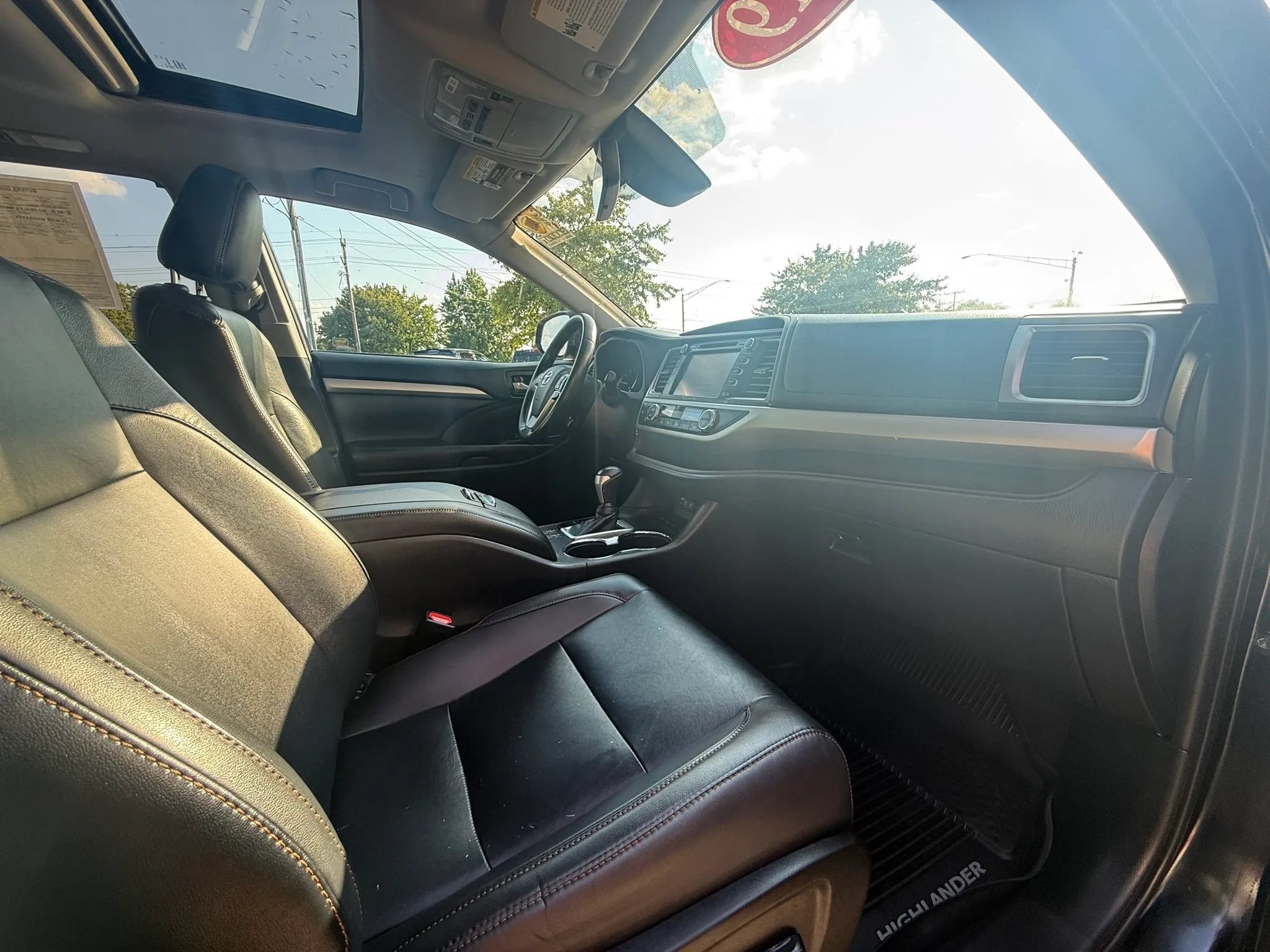 Used 2019 Toyota Highlander XLE AWD/4WD image 14