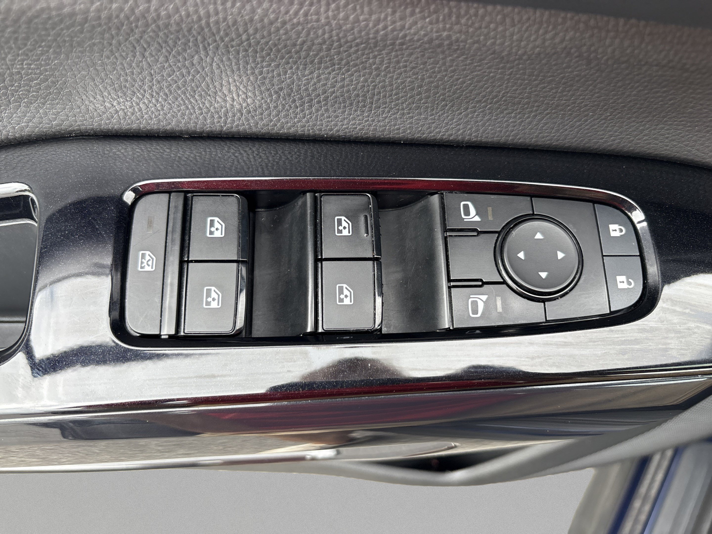 Used 2022 Nissan Pathfinder SV FWD image 22
