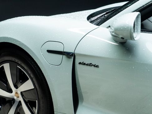 Used 2025 Porsche Taycan RWD image 18