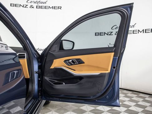 Used 2025 BMW 330i Sedan w/ Premium Package image 31