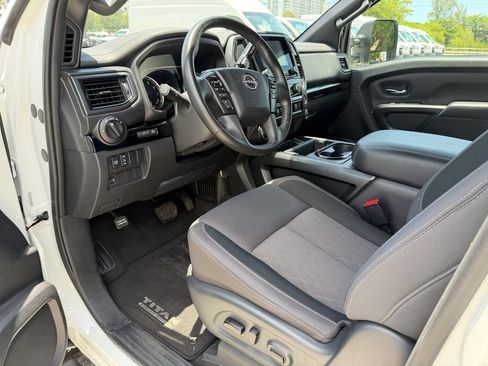 Used 2024 Nissan Titan 4x4 Crew Cab image 13