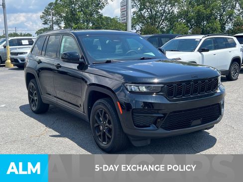 Used 2025 Jeep Grand Cherokee Altitude AWD/4WD image 4