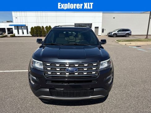 Used 2017 Ford Explorer XLT w/ Equipment Group 202A image 3