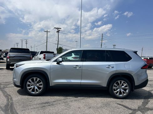 Used 2024 Toyota Grand Highlander AWD image 2