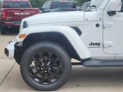 Certified 2023 Jeep Gladiator Overland AWD/4WD image 9