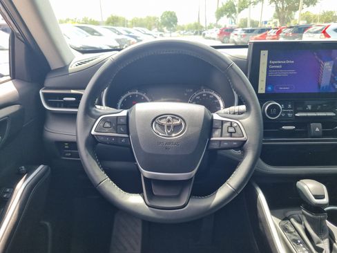Used 2023 Toyota Highlander XLE FWD image 19