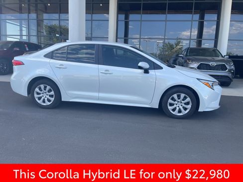 Used 2025 Toyota Corolla LE FWD image 11