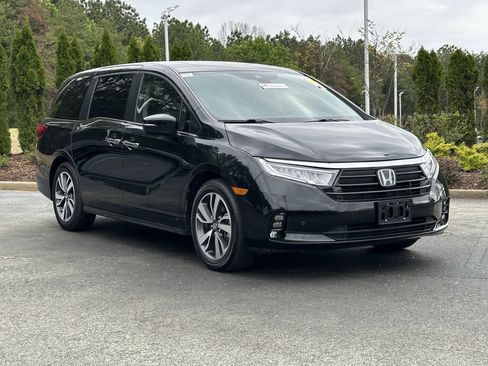 Used 2023 Honda Odyssey Touring image 2