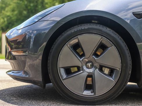 Used 2023 Tesla Model 3 Standard Range RWD image 3