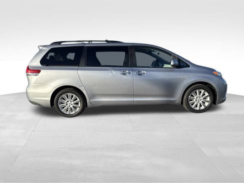 Used 2012 Toyota Sienna XLE image 17