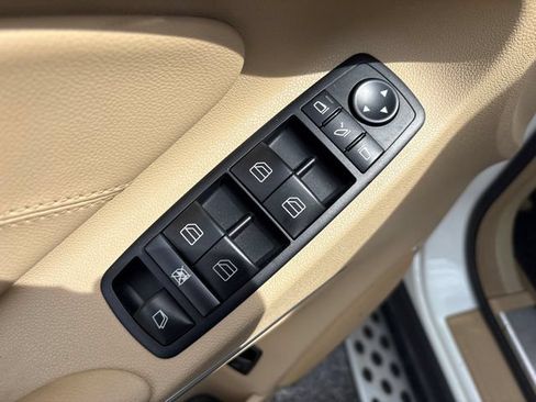 Used 2012 Mercedes-Benz GL 550 4MATIC image 23