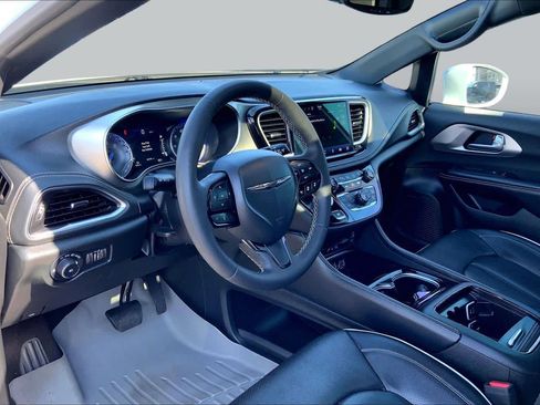Used 2022 Chrysler Pacifica Limited w/ Uconnect Theater Family Group AWD/4WD image 16