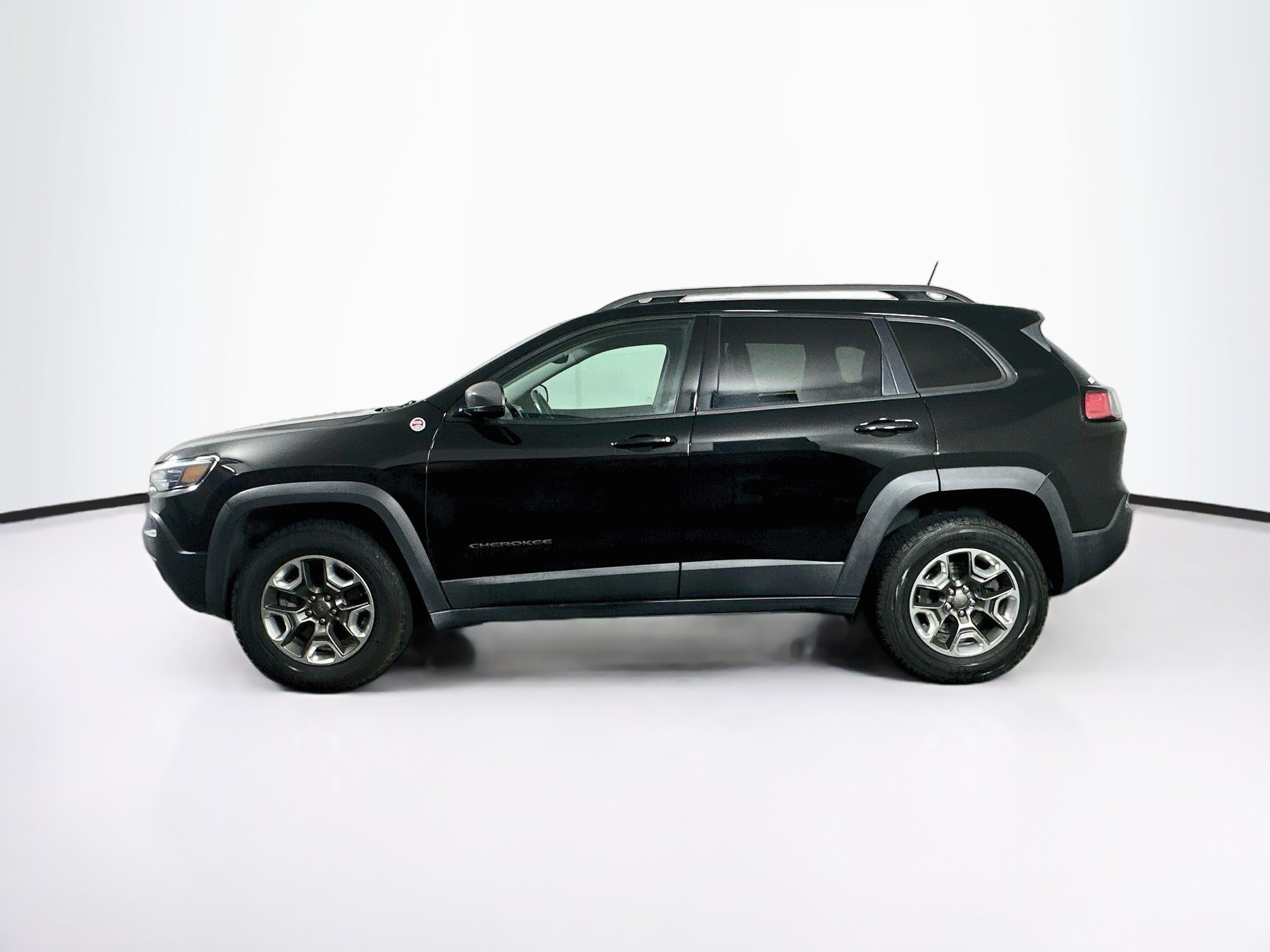 Used 2019 Jeep Cherokee Trailhawk AWD/4WD image 4