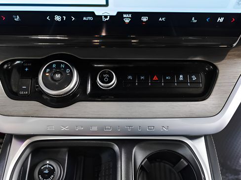 Used 2025 Ford Expedition Platinum AWD/4WD image 18