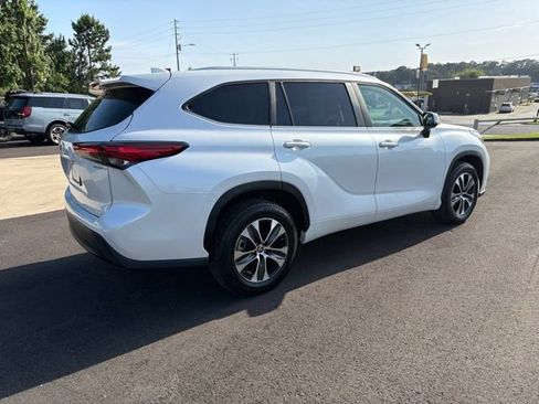 Used 2023 Toyota Highlander XLE FWD image 7