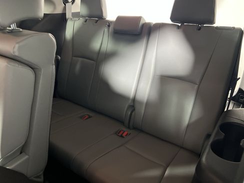 Used 2021 Toyota Highlander XLE AWD/4WD image 27