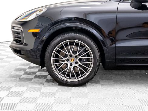 Certified 2023 Porsche Cayenne Platinum Edition image 32