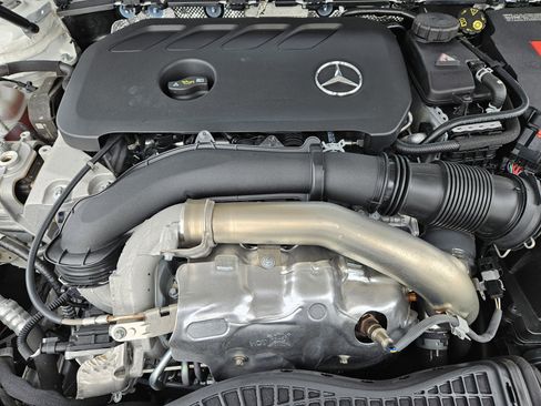 Used 2025 Mercedes-Benz GLB 250 image 32