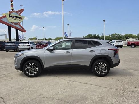 Used 2025 Chevrolet Trax LT FWD image 2