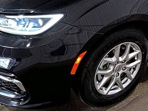 Used 2023 Chrysler Pacifica Touring-L FWD image 2