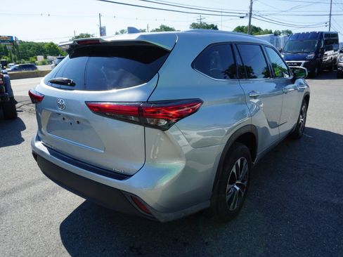 Used 2021 Toyota Highlander XLE AWD/4WD image 3