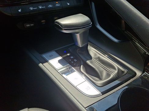 Used 2022 Hyundai Elantra Limited w/ Preferred Accessory Package FWD image 15