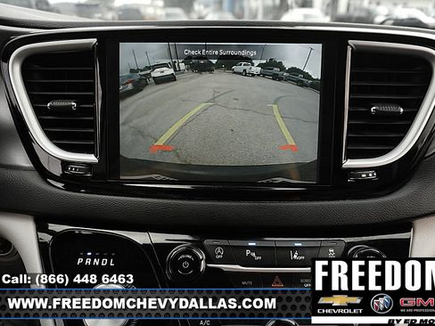 Used 2023 Chrysler Pacifica Touring-L FWD image 5