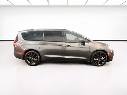Used 2023 Chrysler Pacifica Limited w/ S Appearance Package FWD image 24