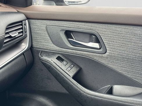 Used 2023 Nissan Rogue SV image 24