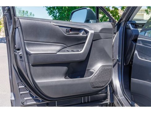 Used 2021 Toyota RAV4 LE AWD/4WD image 18