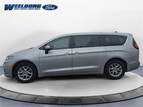 Used 2023 Chrysler Pacifica Touring-L image 2