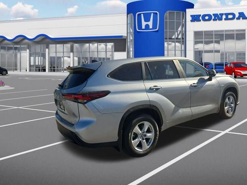 Used 2024 Toyota Highlander LE AWD/4WD image 17