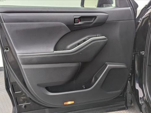 Used 2021 Toyota Highlander L image 13