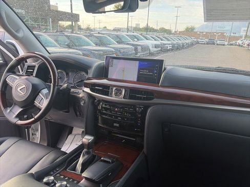 Used 2021 Lexus LX 570 4WD w/ Luxury Package image 32