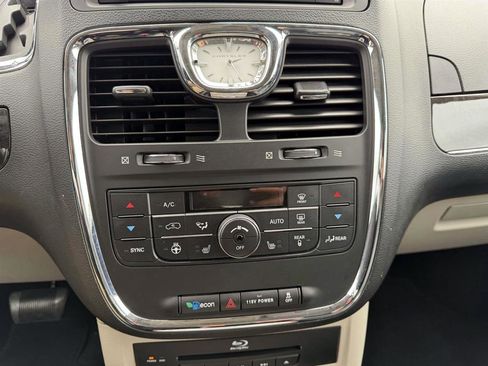 Used 2013 Chrysler Town & Country Touring-L w/ Driver Convenience Group image 23