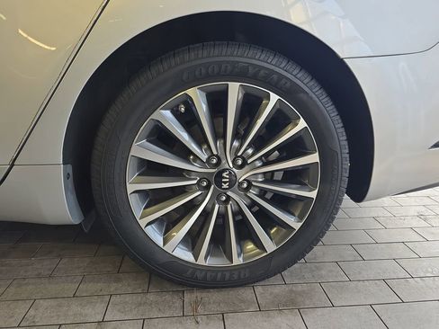 Used 2017 Kia Cadenza Premium w/ Luxury Package image 36