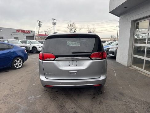 Used 2020 Chrysler Pacifica Touring-L image 3