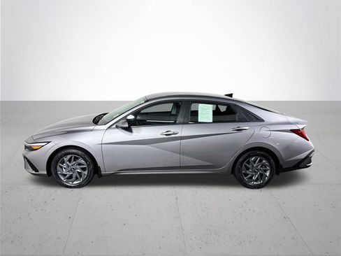 Used 2025 Hyundai Elantra Hybrid FWD image 9
